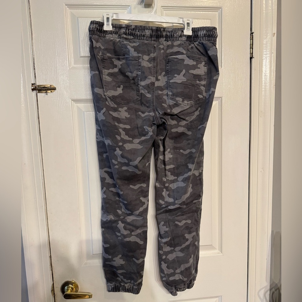 American Eagle Outfitters Woman’s Gray Camo Cargo Pants - Picture 2 of 6